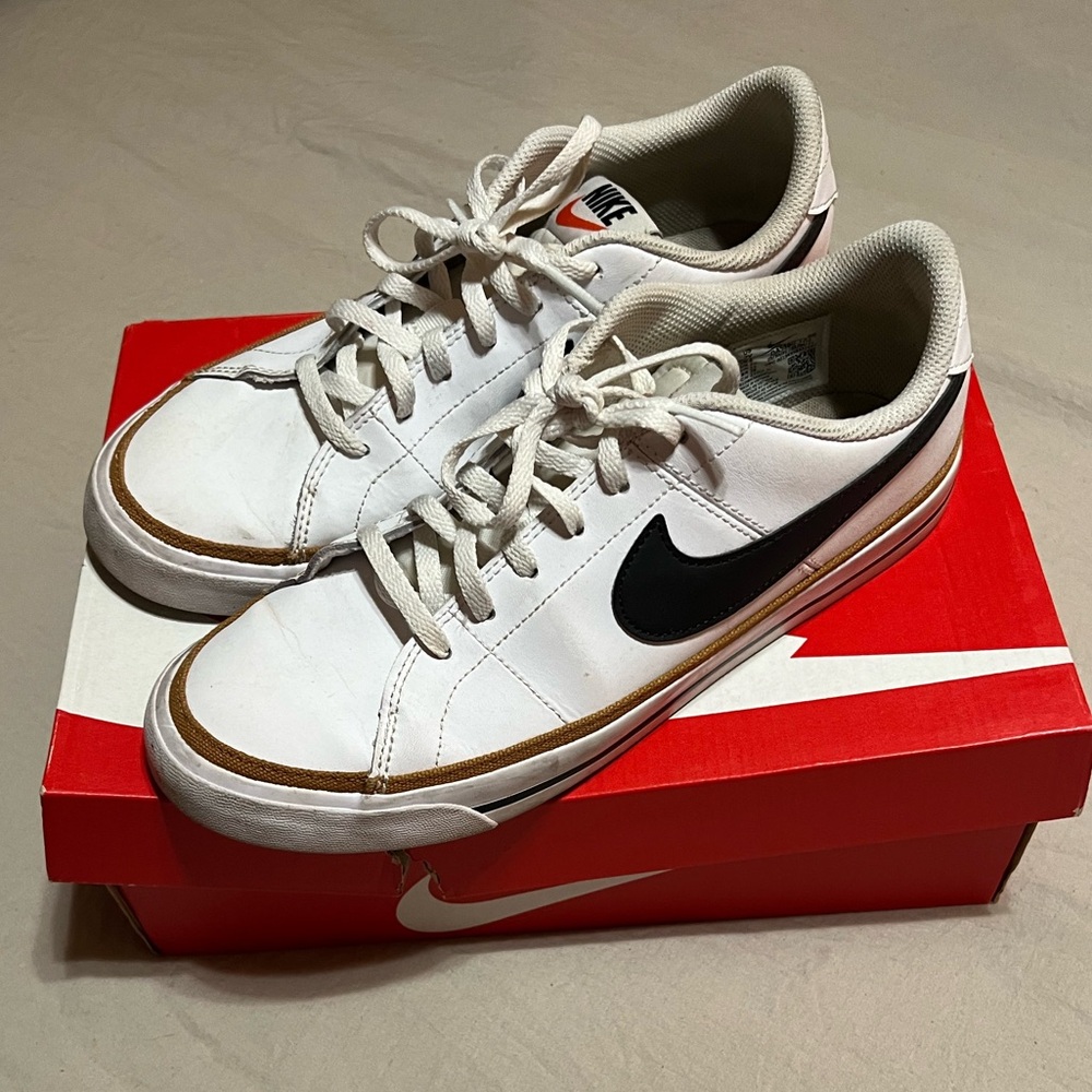 Nike Youth White and Black Casual Shoes